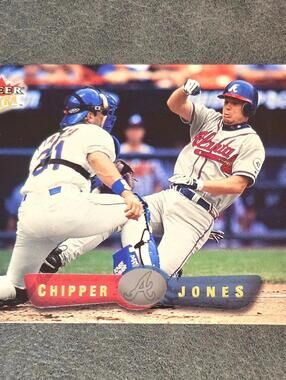 2002 Ultra #10 Chipper Jones Baseball Card